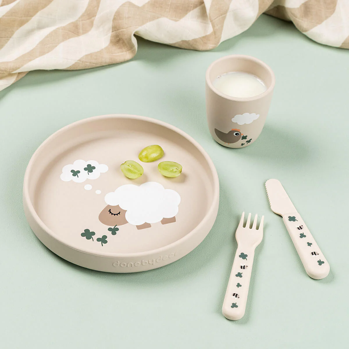 Done by Deer Babybord Met Zuignap Tiny Farm Sand 18Cm - Image 3