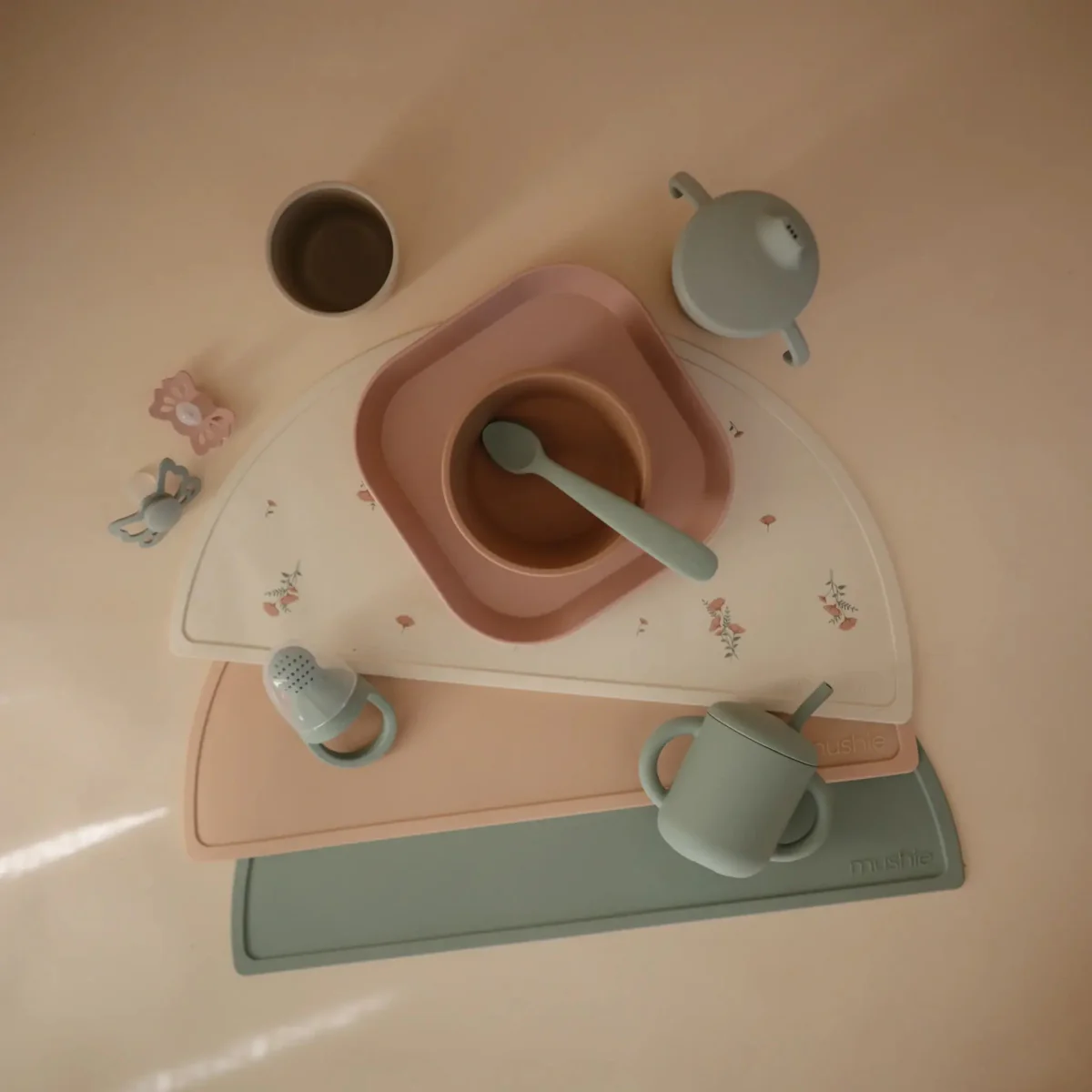 Mushie Baby Bordje Vierkant Blush 2st - Image 6