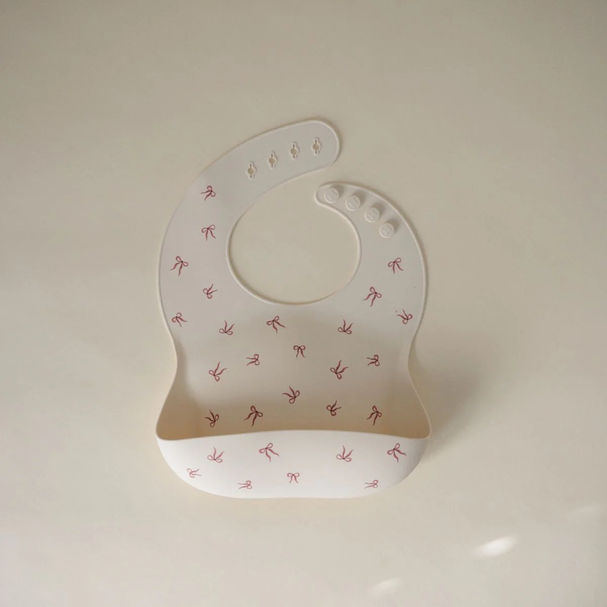 Mushie Slabbetje Bows Silicone - Image 2