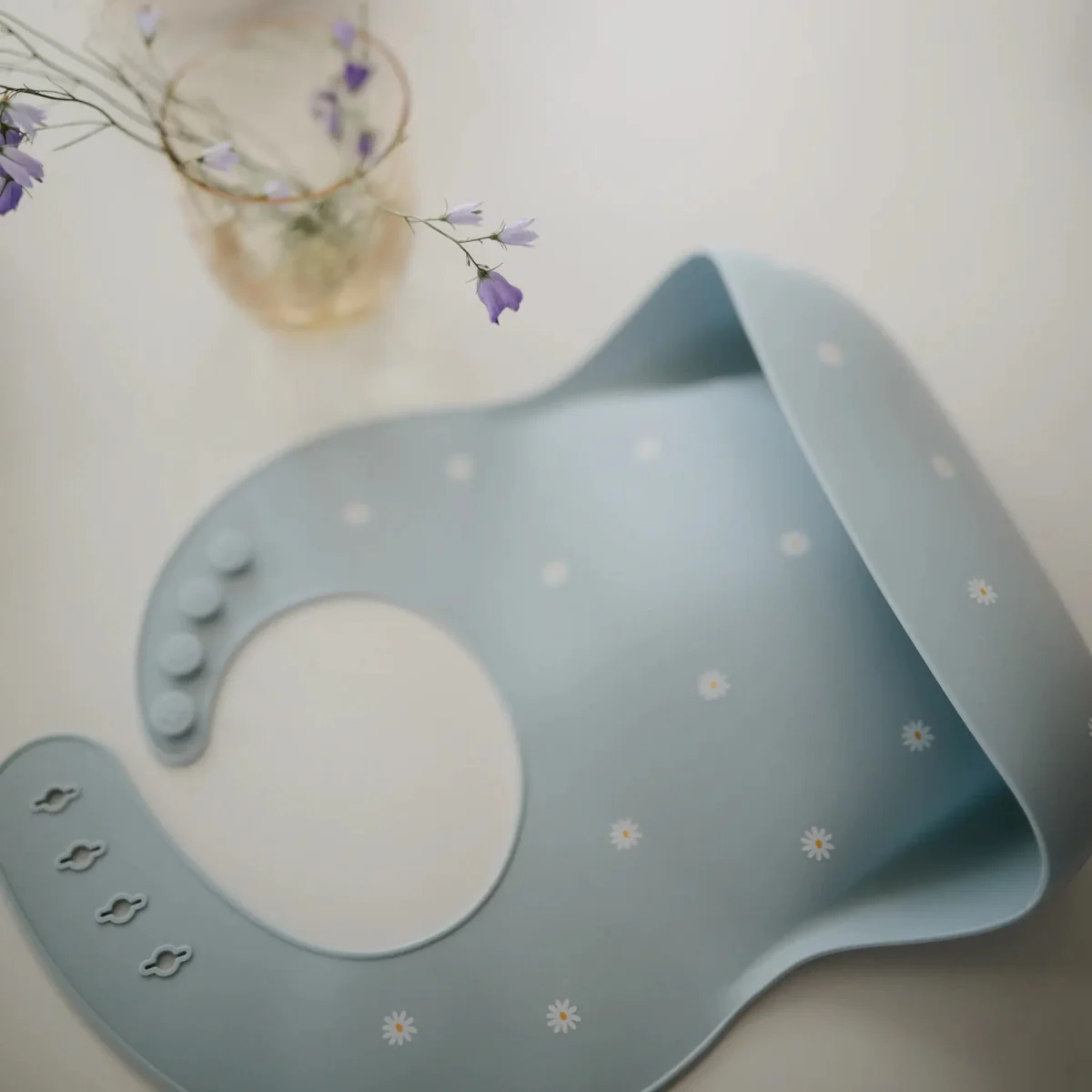 Mushie Slabbetje Silicone White Daisy - Image 4