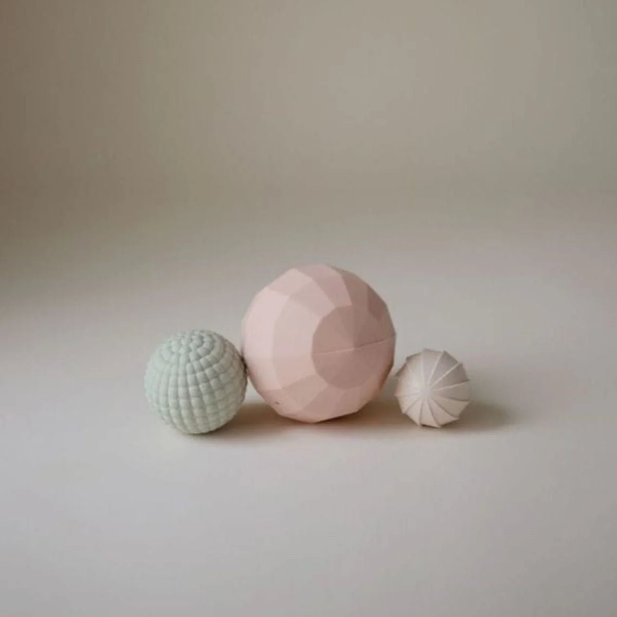 Mushie Speelbal Met Textuur Pastel 3St - Image 3