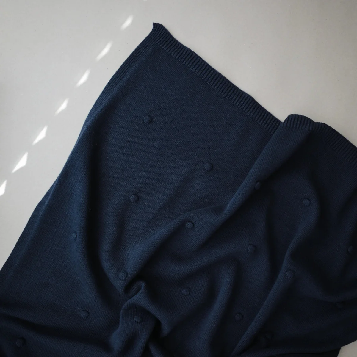 Mushie Wiegdeken Textured Dots Dark Navy - Image 2
